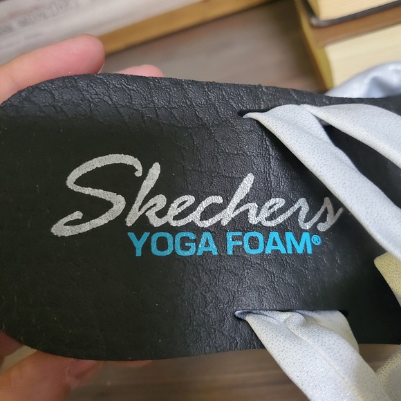 Skechers Yoga Foam Sandal Rubber Cushion White Silver T Strap womens sz 8 - Picture 7 of 11